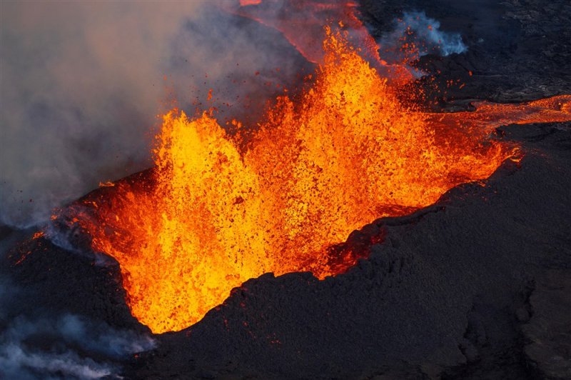 Các nhà khoa học tại Viện Nghiên cứu địa vật lý và núi lửa quốc gia Italy cho biết núi lửa Campi Flegrei ở miền nam nước này đang có nguy cơ phun trào, giống như vụ phun trào ở Mauna Loa, Hawaii (trong ảnh). Nguồn: EPA-EPE