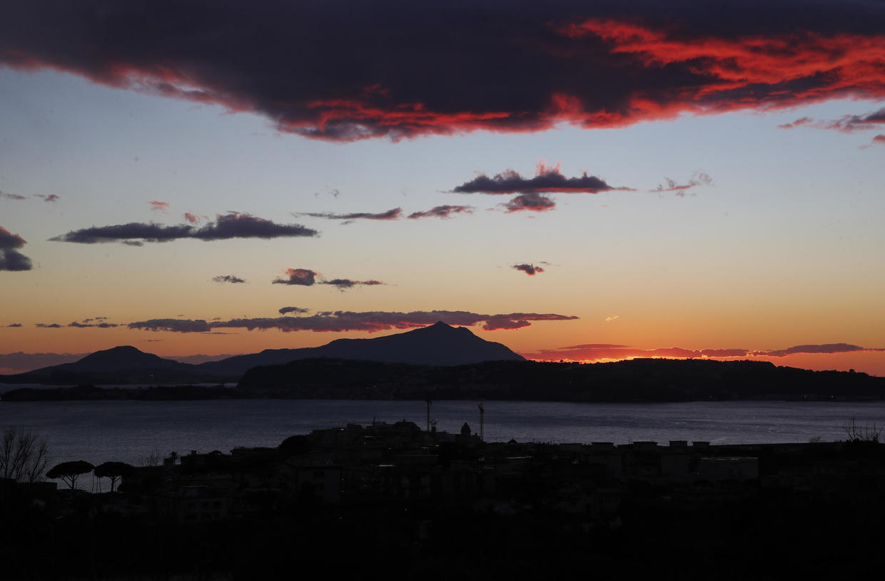 Quang cảnh bờ biển thành phố Pozzuoli và núi lửa Campi Flegrei. Ảnh: Getty Images