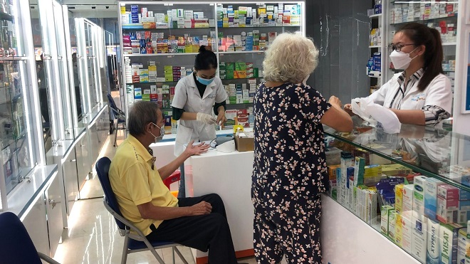 Dược sĩ Nhà thuốc Pharmart thăm hỏi và đo chỉ số sức khỏe cho khách hàng.