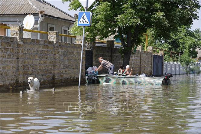 Người dân tại vùng ngập lụt sau vụ vỡ đập Nova Kakhovka ở Kherson, Ukraine ngày 8/6. Ảnh:  Báo Tin tức