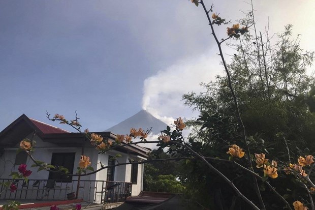 Hundreds of families living around Mount Mayon in central Albay province have been evacuated to safer areas after the Philippine Institute of Volcanology and Seismology raised a 