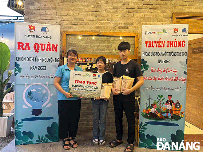 Youth Union organization of Hoa Vang District donated 2,200 natural reed straws to local drinking establishments. Photo: HUYNH LE.