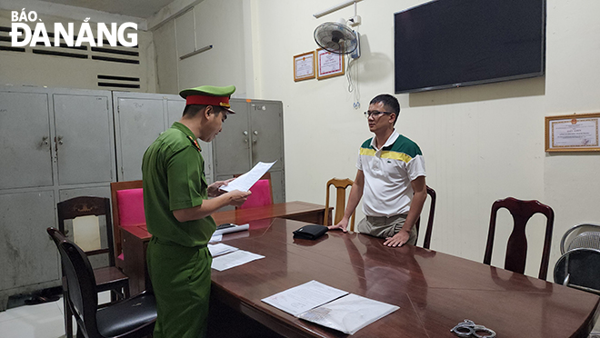 Cơ quan Cảnh sát điều tra Công an thành phố tống đạt quyết định khởi tố bị can và thực hiện lệnh bắt tạm giam Đào Công Phú.