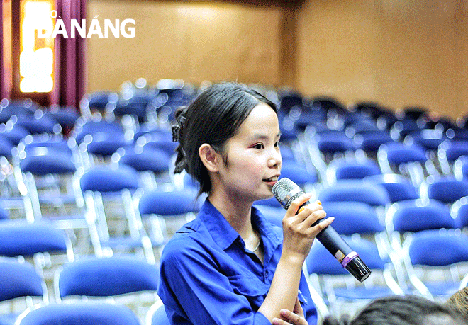 Sinh viên Trường Cao đẳng Kinh tế-Kế hoạch Đà Nẵng tìm hiểu nguyện vọng vào Đảng. Ảnh: PV
