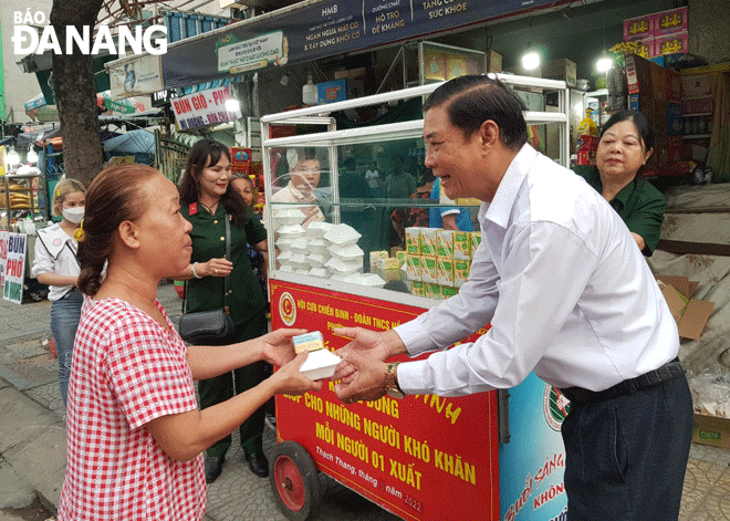 Người lao động có hoàn cảnh khó khăn nhận những suất ăn sáng miễn phí, nghĩa tình từ mô hình “Bữa sáng 0 đồng” do Hội Cựu chiến binh và Đoàn Thanh niên phường Thạch Thang (quận Hải Châu) thực hiện hơn 3 năm qua. Ảnh: VĂN XANH