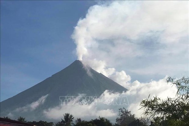 Ash spews from Mount Mayon's crater in Legaspi, Albay province, the Philippines, on June 8, 2023. (Photo: AFP/VNA)