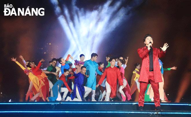 The special art performances are an indispensable part of the attraction of the DIFF 2023. Singer Tung Duong performs at the opening night of the festival, June 2, 2023. Photo: X.D