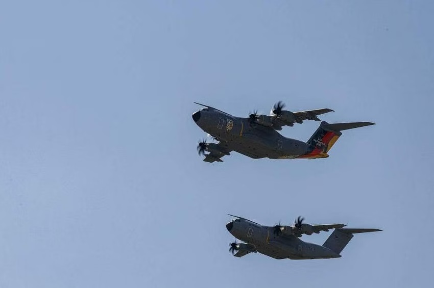 Hai máy bay quân sự Airbus A400M của Lực lượng vũ trang Đức tham gia cuộc tập trận Air Defender 2023 ngày 12-6. Ảnh: AFP