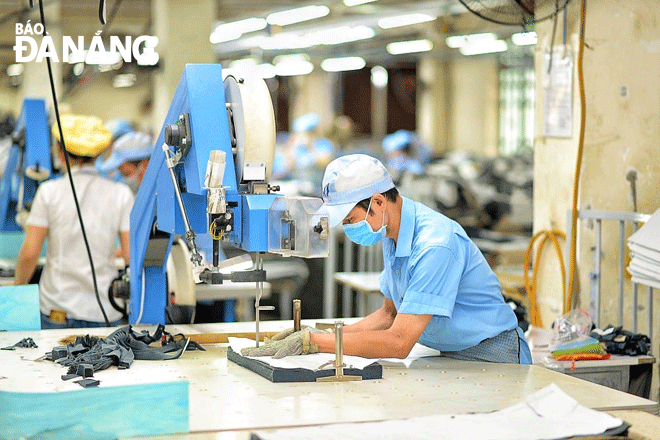 Da Nang-based enterprises have actively implemented electricity saving solutions. IN THE PHOTO: Workers at the Hoa Tho Textile and Garment Corporation. Photo: M.Q