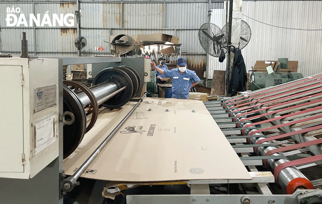 Production work is observed at the Asia Architecture and Trading Co., Ltd. Photo: M.Q