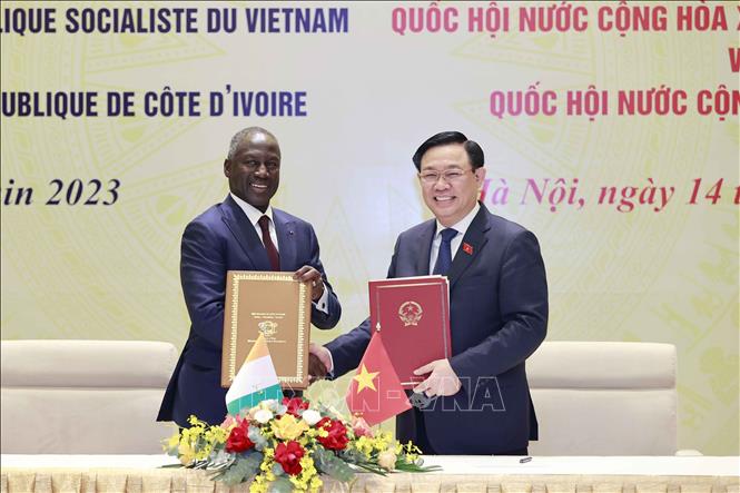 Chủ tịch Quốc hội Vương Đình Huệ và Chủ tịch Quốc hội Bờ Biển Ngà (Côte dIvoire) Adama Bictogo ký Biên bản ghi nhớ giữa hai Quốc hội. Ảnh: Doãn Tấn/TTXVN