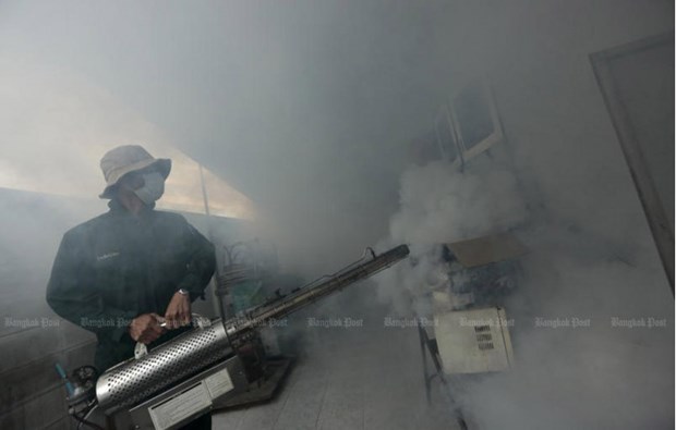 A district official sprays fogging chemicals in a residential area in Soi Lat Phrao 69 on Lat Phrao Road in 2018 to prevent the spread of mosquitoes that cause dengue fever (Photo: bangkokpost.com)