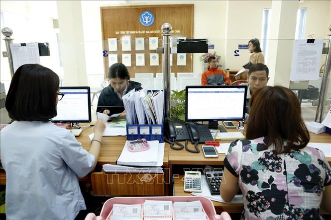 Bảo hiểm xã hội quận Long Biên là một trong 30 quận, huyện của Hà Nội cải cách thủ tục hành chính, tạo thuận lợi để người dân tham gia Bảo hiểm xã hội tự nguyện, Bảo hiểm y tế. Ảnh: Dương Ngọc/TXVN