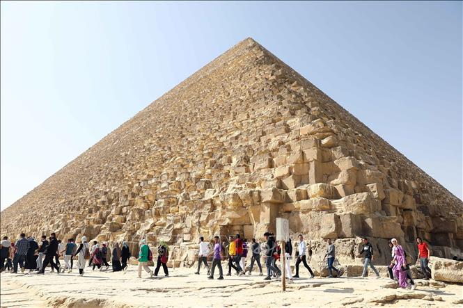 Khách du lịch tham quan Kim tự tháp Khufu ở Giza, Ai Cập, ngày 2-3-2023. Ảnh: THX/TTXVN