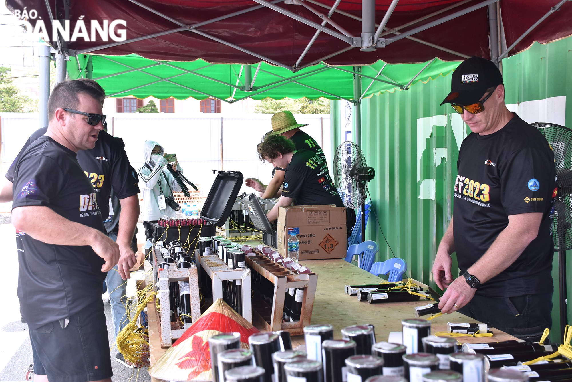 Despite hot weather conditions, members of the two fireworks teams make great efforts to complete the installation of the fireworks