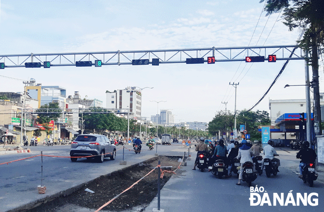 Cùng một hướng đi thẳng nhưng tín hiệu đèn làn ô-tô được đi, còn làn đường gom không được đi. Ảnh: T.L