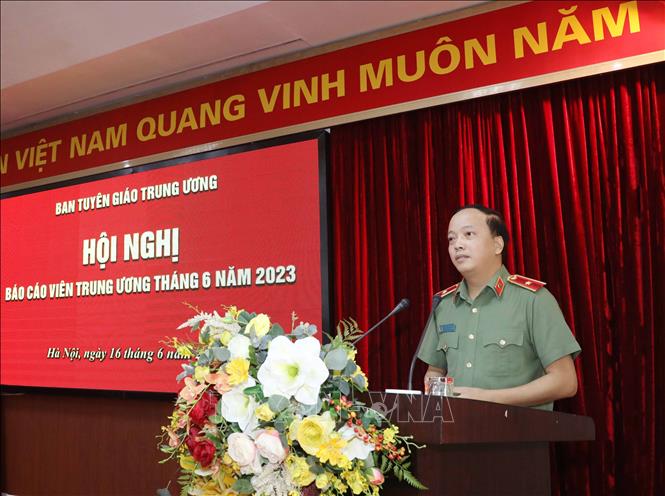 Thiếu tướng Đặng Hồng Đức, Chánh Văn phòng Bộ Công an thông tin nhanh tại hội nghị. Ảnh: Phương Hoa/TTXVN