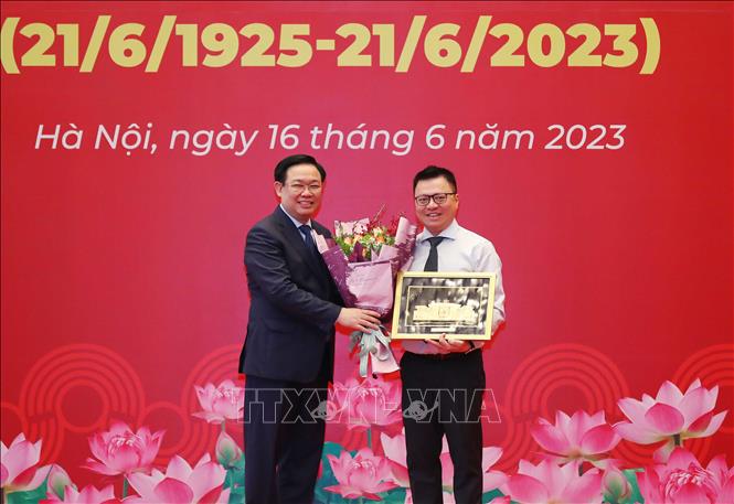 Chủ tịch Quốc hội Vương Đình Huệ tặng quà lưu niệm cho Hội Nhà báo Việt Nam tại buổi gặp mặt. Ảnh: An Đăng/TTXVN