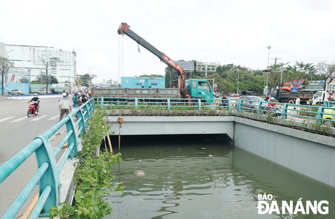 Hầm chui đường Điện Biên Phủ bị ngập sâu từ tối 14 đến ngày 15-10-2022 và phải khắc phục trong thời gian lâu do tác động từ nguồn nước ở sân bay  Đà Nẵng chảy ra. Ảnh: HOÀNG HIỆP