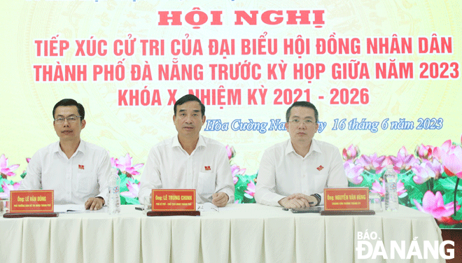 Phó Bí thư Thành ủy, Chủ tịch UBND thành phố Lê Trung Chinh (giữa) cùng các đại biểu thuộc Tổ đại biểu quận Hải Châu dự hội nghị tiếp xúc cử tri tại phường Hòa Cường Nam trước kỳ họp thường lệ giữa năm 2023 của HĐND thành phố. Ảnh: T. HUY