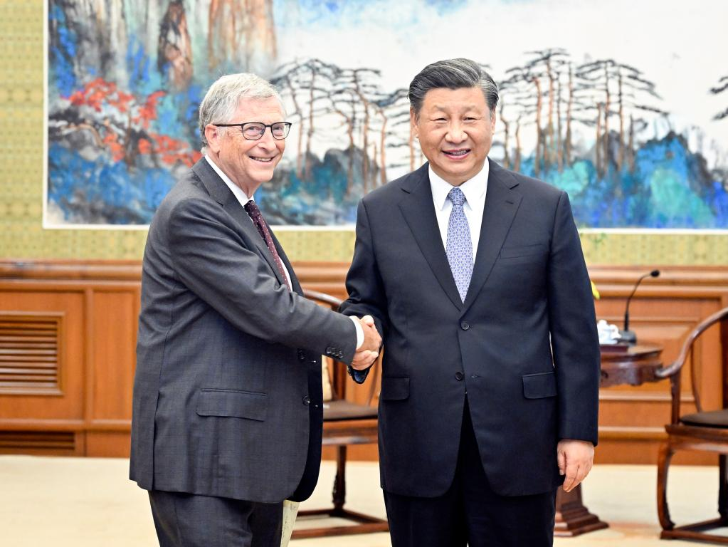 Tổng Bí thư, Chủ tịch Trung Quốc Tập Cận Bình (bên phải) tiếp ông Bill Gates tại Bắc Kinh ngày 16-6. Ảnh: Xinhua	