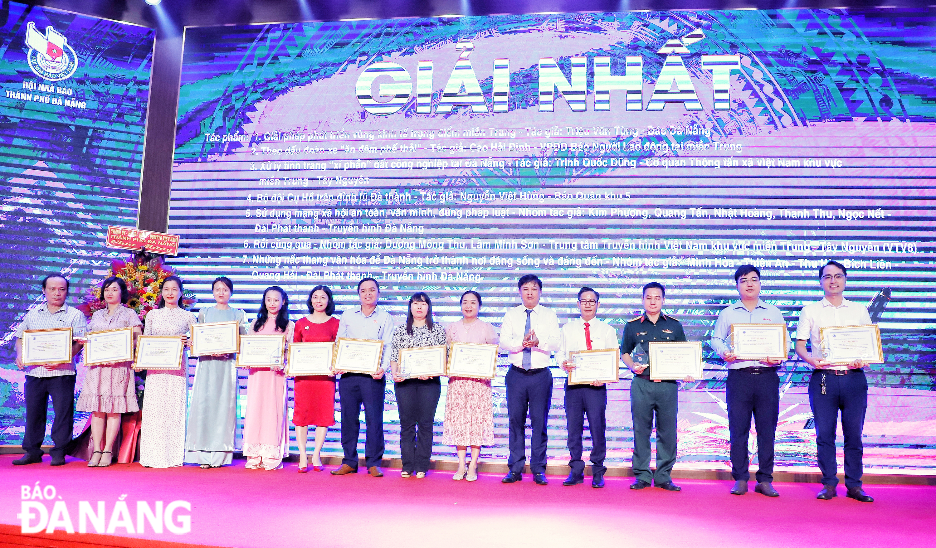 Deputy Secretary of the municipal Party Committee Luong Nguyen Minh Triet (5th, right) presented the first prizes to outstanding reporters. Photo: NGOC PHU