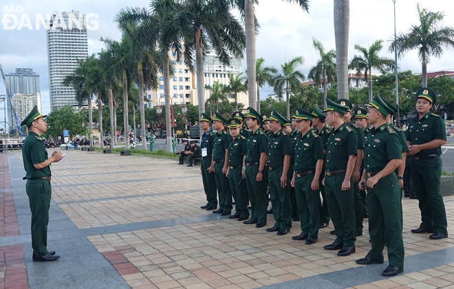 Lực lượng bộ đội biên phòng triển khai công tác bảo đảm an toàn tại khu vực bờ tây sông Hàn. Ảnh: HOÀNG HIỆP  