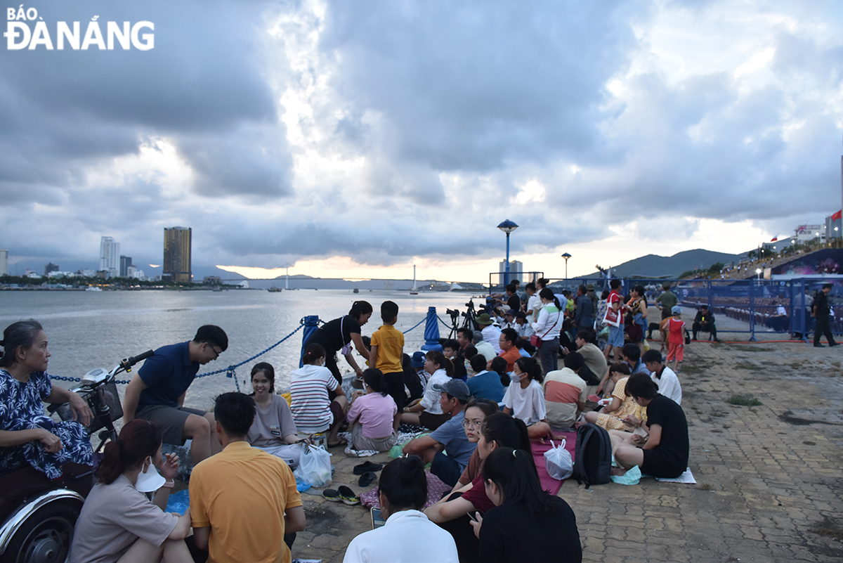 Many fireworks lovers have come to the Han riverside areas to set up camera angles and choose suitable locations to watch fireworks displays by two teams from Australia and Italy.