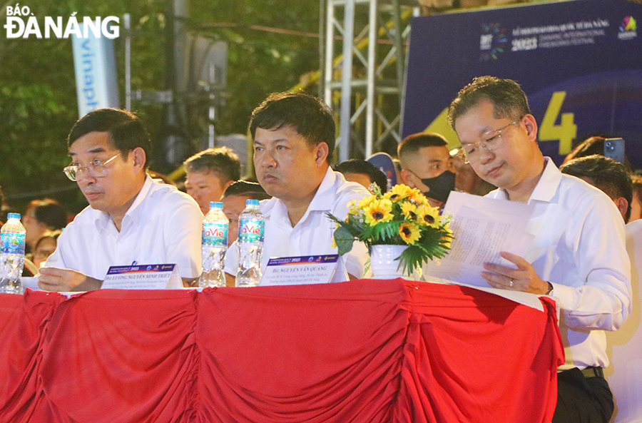 Attendance at the event are Secretary of the Da Nang Party Committee Nguyen Van Quang (right), Standing Deputy Secretary of the Da Nang Party Committee cum Chairman of the municipal People's Council Luong Nguyen Minh Triet (middle) and Deputy Secretary of the Da Nang Party Committee cum Chairman of the municipal People's Committee Le Trung Chinh (left), June 17, 2023.