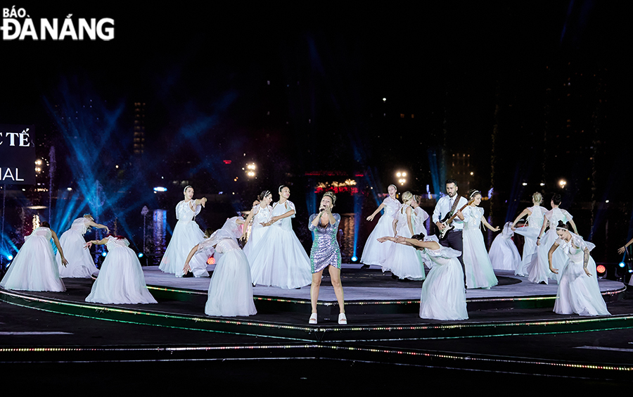 Singer Ottaviano Natalia Maricel and artistes from the Ba Na Hills Art Troupe introduce visitors to their emotions with a love song ‘Vivo per lei’, June 17, 2023.