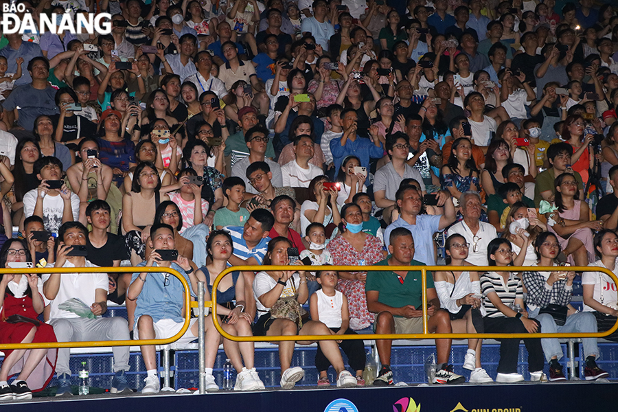 Colourful firework displays by Australian and Italian teams wow spectators in Da Nang