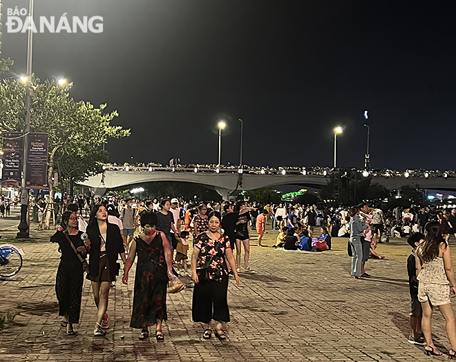 Most people and tourists choose to stand along both sides of the Han River for the easiest viewing for fireworks performances