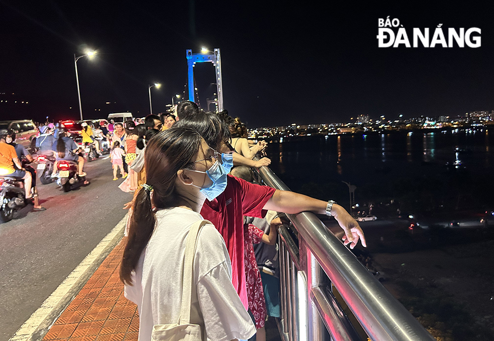 From the Thuan Phuoc Bridge, people can watch fireworks shows clearly