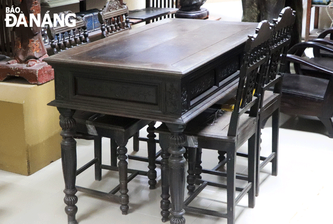 A set of wooden tables and chairs belonging to the Nguyen Dynasty furniture collection in late 19th century and early 20th century is displayed at the exhibition. Photo: X.D