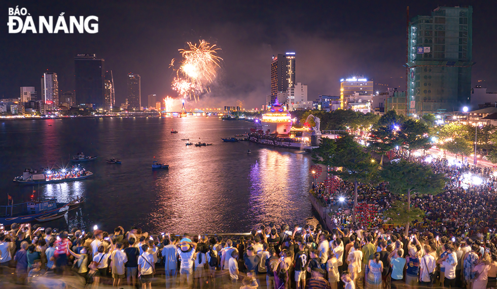 Thousands of people watched the fireworks displays last night. Photo: Huynh Van Truyen