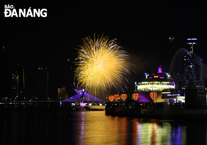 On the vibrant dance music background, the Australian team kept the audience swaying in the perfect combination of music and fireworks.