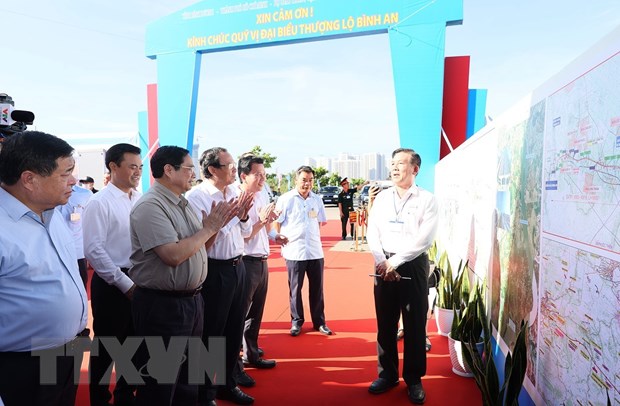 Thủ tướng Phạm Minh Chính nghe báo cáo về Dự án đầu tư xây dựng đường Vành đai 3 Thành phố Hồ Chí Minh. (Ảnh: Dương Giang/TTXVN)