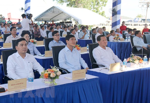 Phó Thủ tướng Lê Minh Khái và các đại biểu tham dự lễ khánh thành cao tốc Vĩnh Hảo-Phan Thiết. (Ảnh: Nguyễn Thanh/TTXVN)