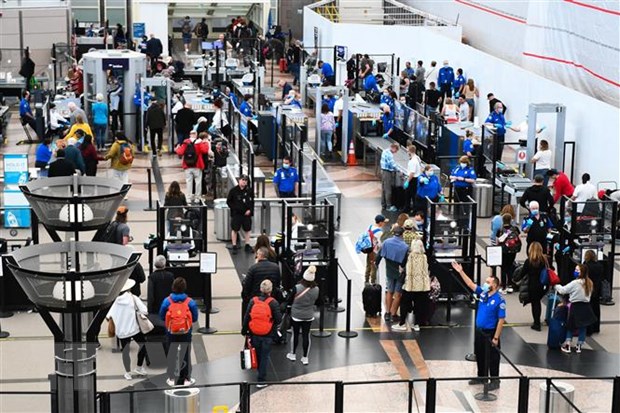 Hành khách tại sân bay ở Denver, bang Colorado, Mỹ. (Ảnh: AFP/TTXVN)