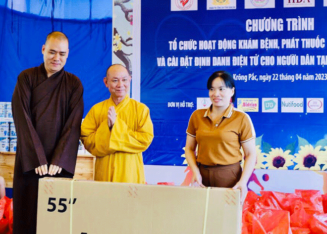 Hòa thượng Thích Huệ Vinh (giữa) tặng ti-vi cho Trường Tiểu học Đinh Núp, Trường THCS Ea Yiêng, huyện Krông Pắc, tỉnh Đắk Lắk, giúp học sinh học tập dễ dàng hơn. Ảnh: NVCC