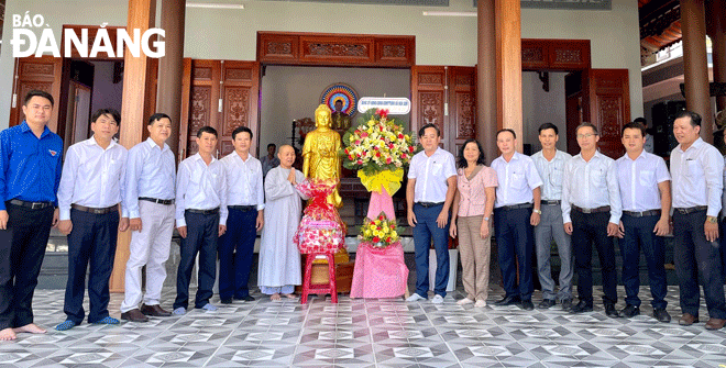 Lãnh đạo xã Hòa Sơn thăm, chúc mừng Đại lễ Phật đản Phật lịch 2567 - Dương lịch 2023 tại chùa Lộc Quang. Ảnh: N.QUANG