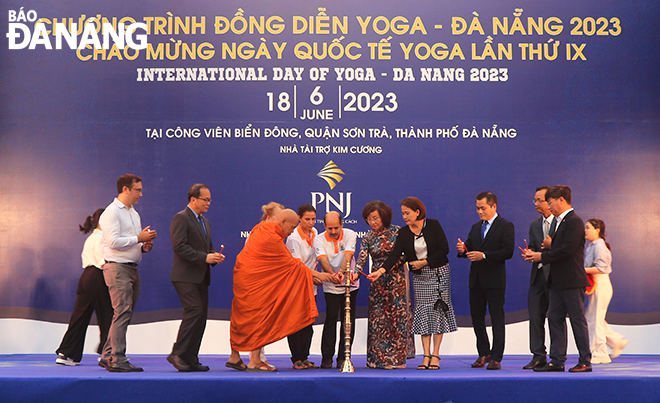 Vice Chairwoman of the Da Nang People's Committee Ngo Thi Kim Yen (5th, right) and delegates performed the traditional Indian candlelight ritual at the programme. Photo: X.D