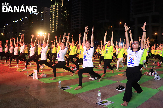 More than 1,500 people perform yoga at the programme. Photo: X.D