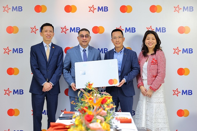 Ông Vũ Thành Trung – Thành viên Ban điều hành MB và Ông Safdar Khan – Chủ tịch khu vực Đông Nam Á của Mastercard tại buổi lễ.