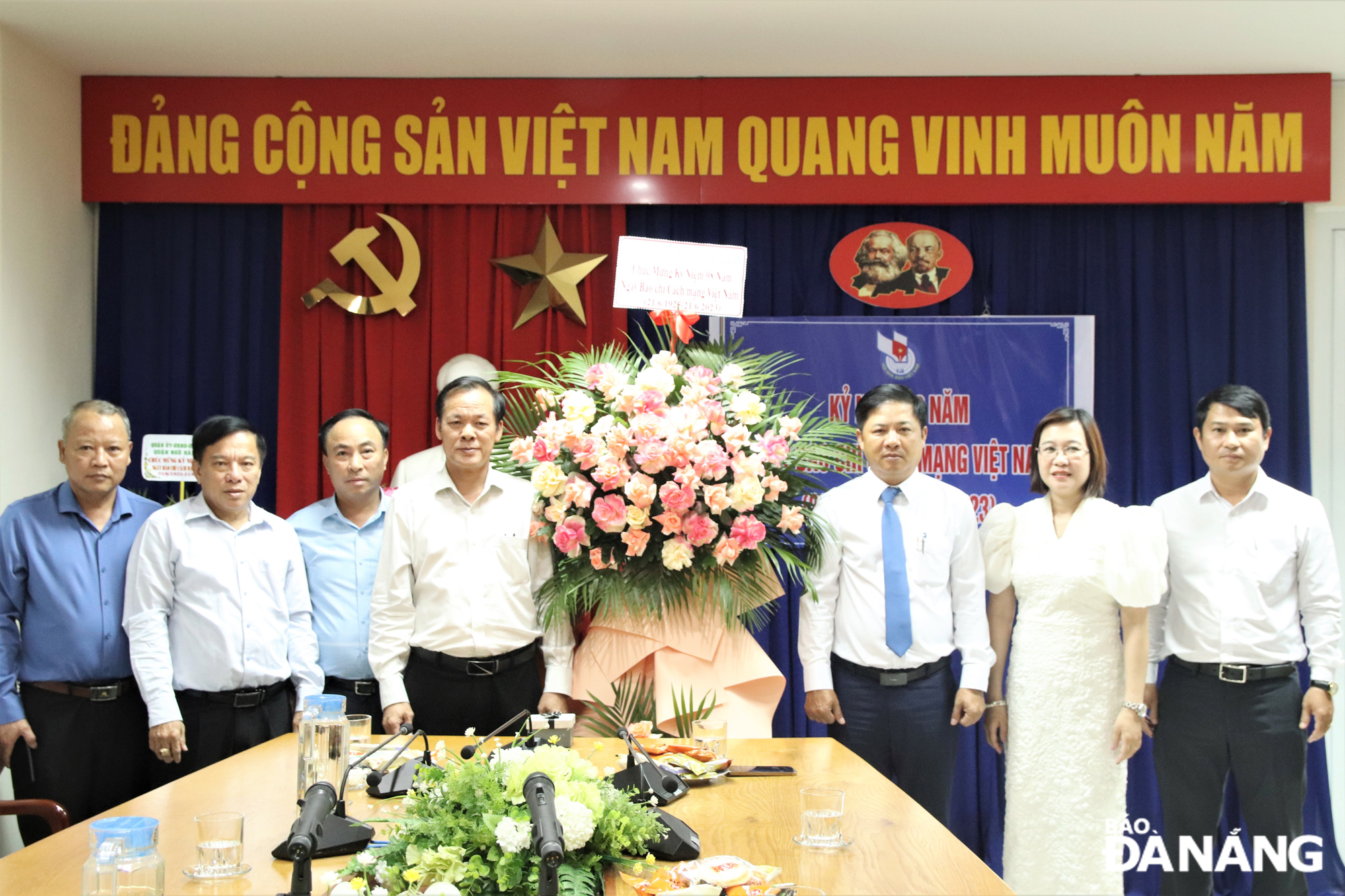 Phó Bí thư Thường trực Thành ủy, Chủ tịch HĐND thành phố Lương Nguyễn Minh Triết (thứ 4, phải sang) thăm, chúc mừng Cơ quan thường trực Báo Nhân Dân tại Đà Nẵng. Ảnh: TRỌNG HUY