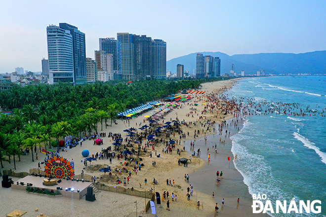 Da Nang attracts a large number of people from many places to live not only because of the attractive natural landscape but also in the hospitality and friendliness of the people. Photo: NGUYEN XUAN TU