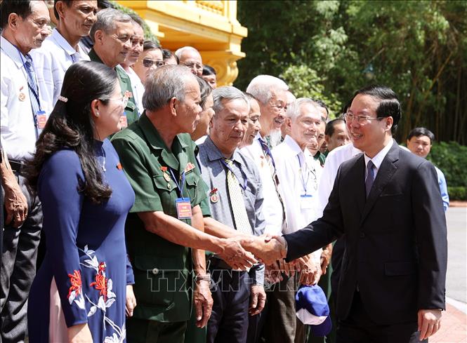 Chủ tịch nước Võ Văn Thưởng gặp mặt thân mật Đoàn đại biểu người có công với cách mạng tỉnh Vĩnh Long nhân dịp ra thăm Thủ đô Hà Nội, sáng 30/5/2023. Ảnh: Thống Nhất/TTXVN