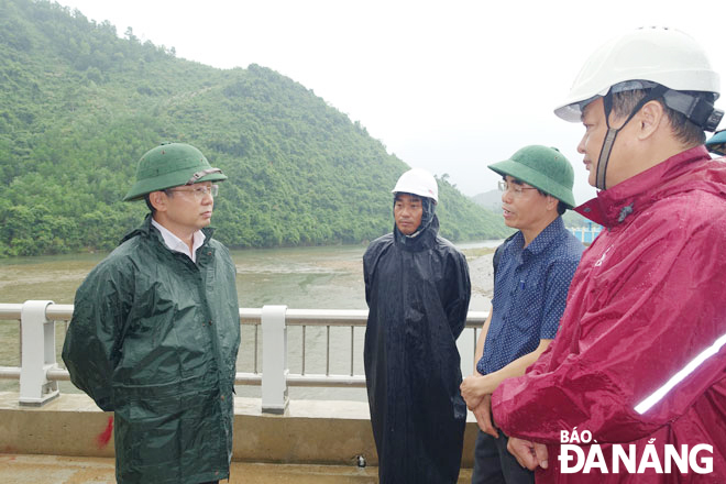 Bí thư Thành ủy Nguyễn Văn Quảng (bên trái) kiểm tra, chỉ đạo công tác ứng phó lũ quét tại công trình đập dâng Nam Mỹ. Ảnh: HOÀNG HIỆP