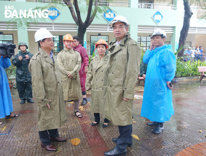 Chủ tịch UBND thành phố Lê Trung Chinh (thứ 2, bên phải sang) kiểm tra một điểm sơ tán nhân dân vào chiều 27-9-2022. Ảnh: HOÀNG HIỆP