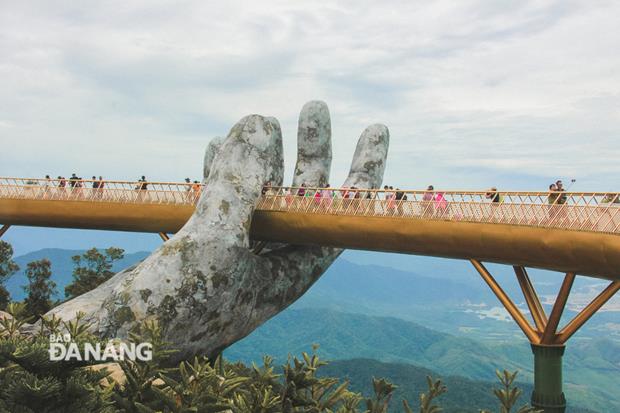 The Cau Vang (Golden Bridge) at the Sun World Ba Na Hills Tourist Area has been honoured as the world's leading iconic tourist bridge.